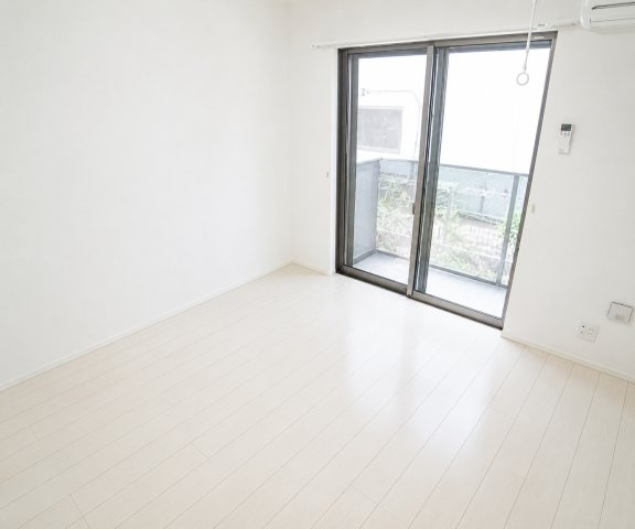 八潮市大瀬４丁目のアパートの居間・リビング