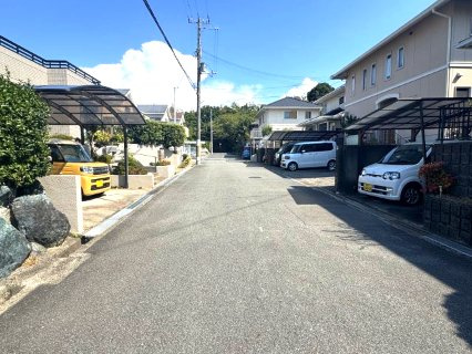 阪南市緑ヶ丘３丁目　中古戸建の前面道路含む現地写真