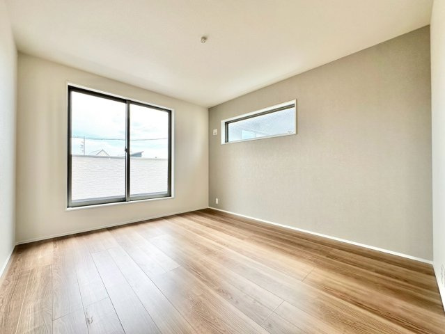 リーブルガーデン　豊明市阿野町第８の洋室|陽当りの良い洋室は、寝室や趣味の部屋、収納スペースなど、ライフスタイルに合わせて多目的に活用できる空間です。									
									