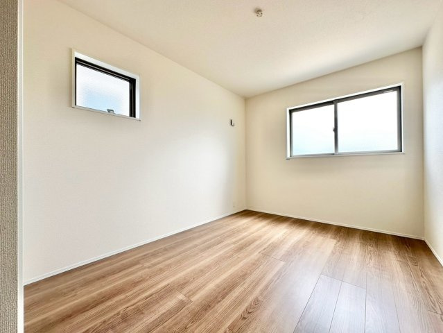 リーブルガーデン　豊明市阿野町第８の洋室|陽当りの良い洋室は、寝室や趣味の部屋、収納スペースなど、ライフスタイルに合わせて多目的に活用できる空間です。									
									