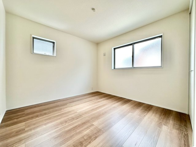 リーブルガーデン　豊明市阿野町第８の洋室|陽当りの良い洋室は、寝室や趣味の部屋、収納スペースなど、ライフスタイルに合わせて多目的に活用できる空間です。									
									
