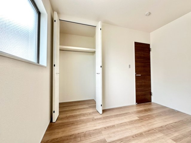 リーブルガーデン　豊明市阿野町第８の洋室|陽当りの良い洋室は、寝室や趣味の部屋、収納スペースなど、ライフスタイルに合わせて多目的に活用できる空間です。									
									