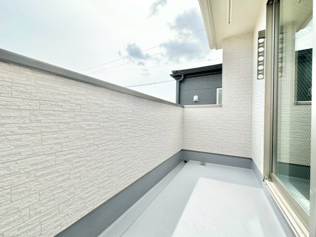 リーブルガーデン　豊明市阿野町第８のバルコニー|使いやすい広さのバルコニーで、家事の効率もアップします。日当たりの良さも魅力です。									
									