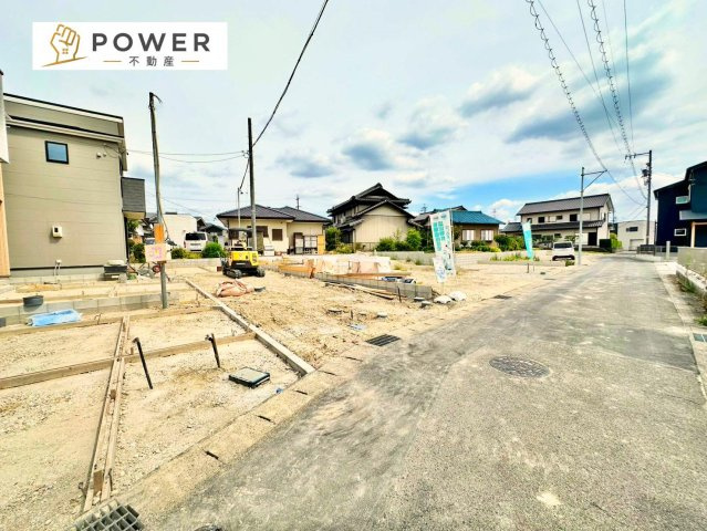 リーブルガーデン　豊明市阿野町第８の前面道路含む現地写真|十分な幅が確保されており、車の出し入れもスムーズ。お子様の送り迎えなど、日常の動作も快適に行えます。									
									