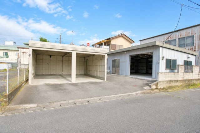 前橋市天川大島町二丁目ガレージ付倉庫の外観