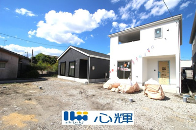 【外観】 | クレイドルガーデン山陽小野田市中央 第2（２号棟） | 現地（2026年10月7日撮影）室内工事中です。
車もゆったり駐めることができます。ぜひ現地をご覧ください。
