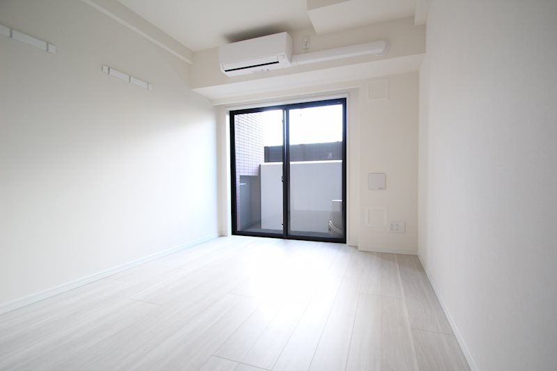 横浜市西区浅間町３丁目の賃貸マンションの居間・リビング