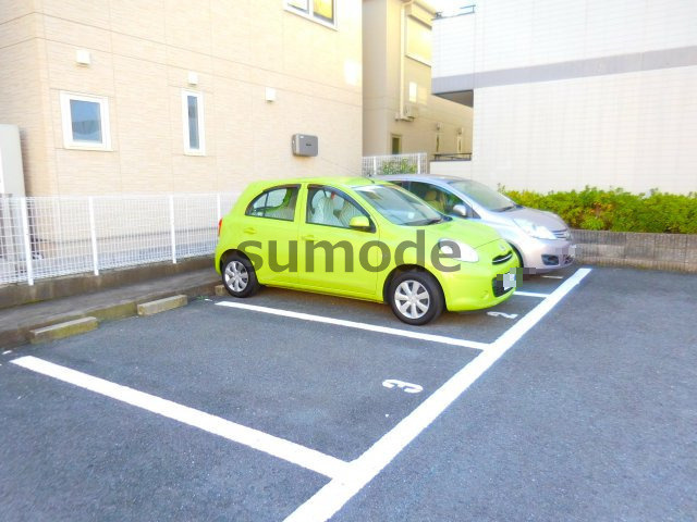 髙井マンションの駐車場