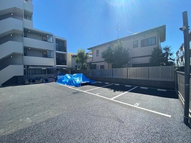フレンシア目黒洗足の駐車場