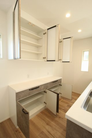 東石立町　新築戸建　2号棟　（全2区画）の収納|カップボード