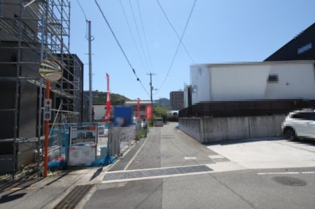 東石立町　新築戸建　2号棟　（全2区画）の前面道路含む現地写真|前面道路　西側　幅　4.1ｍ　北側　幅　4.05ｍ