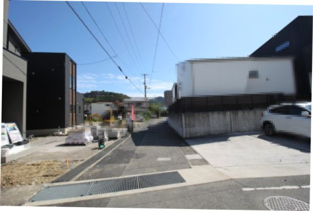 東石立町　新築戸建　2号棟　（全2区画）の前面道路含む現地写真|前面道路　西側　幅　4.1ｍ　北側　幅　4.05ｍ