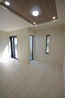 【居間・リビング】 | 【仲介手数料無料！！】府中市幸町2丁目　新築戸建て（全3棟）2号棟　7480万円