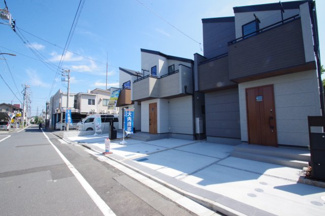 【前面道路含む現地写真】 | 【仲介手数料無料！！】府中市幸町2丁目　新築戸建て（全3棟）2号棟　7480万円