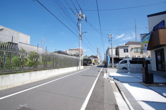 【前面道路含む現地写真】 | 【仲介手数料無料！！】府中市幸町2丁目　新築戸建て（全3棟）2号棟　7480万円