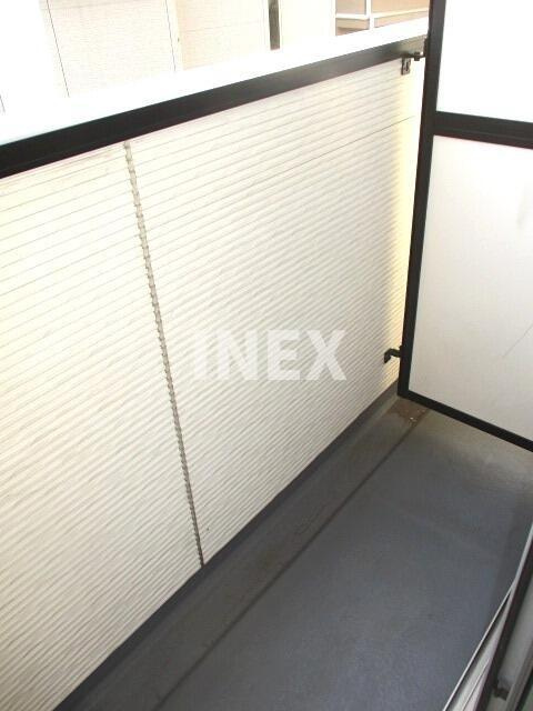 横浜市港北区篠原西町のアパートのバルコニー