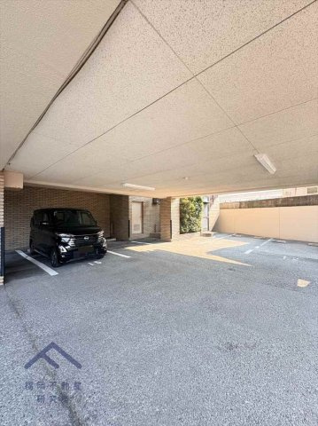オリエントハイツ小戸の駐車場