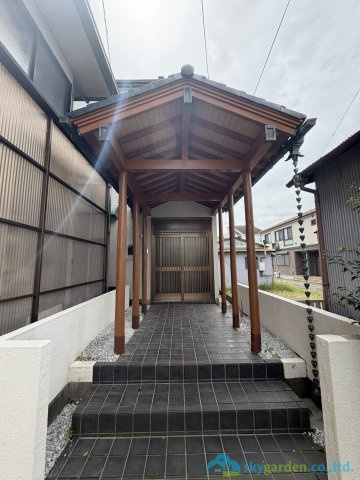 小田原市寿町4丁目　中古戸建の玄関
