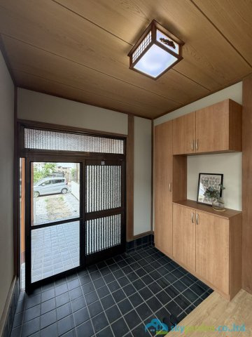 小田原市寿町4丁目　中古戸建の玄関