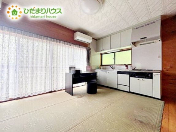 【居間・リビング】 | 大洗町大貫町　中古戸建 | 家族だんらんを育む開放感あふれる空間