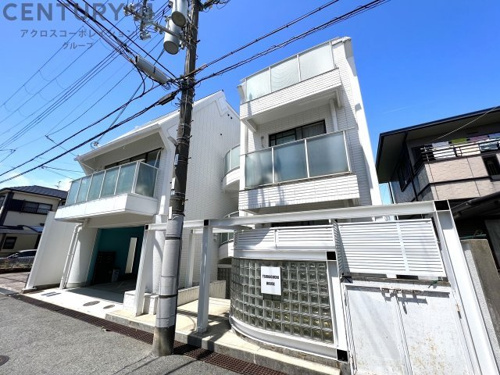 オートロック付きで外部から簡単に出入りできないため安心です