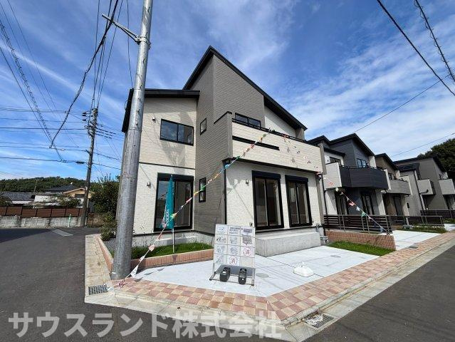 八王子市石川町　新築戸建　～全７棟～の外観|青空に映えるスタイリッシュな外観デザインです！カースペースはゆったり確保されており、ご夫婦それぞれのマイカーライフも存分に楽しめます。毎日の荷物の出し入れもスムーズに行えて大変便利な住環境です♪