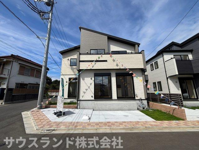 八王子市石川町　新築戸建　～全７棟～の外観|白を基調とした外壁が美しい、洗練された外観です！前面の駐車スペースは広々としており、お友達が遊びに来た際にも車を停めやすく便利。周辺の落ち着いた街並みにも調和する、モダンで素敵な佇まいが魅力です☆