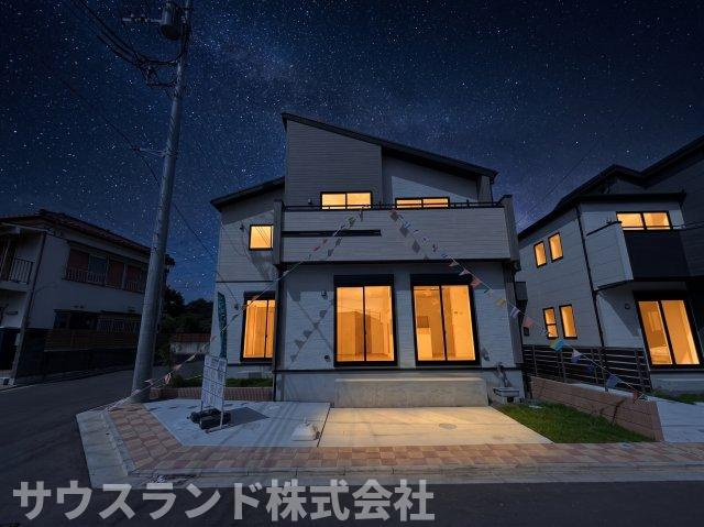 八王子市石川町　新築戸建　～全７棟～の外観|温かみのある照明が建物を優しく包み込む夜の外観です！日中とは違った洗練された雰囲気が漂い、毎日の帰宅が楽しみになります。カースペースも明るく照らされるため、夜間の駐車も落ち着いて行えます