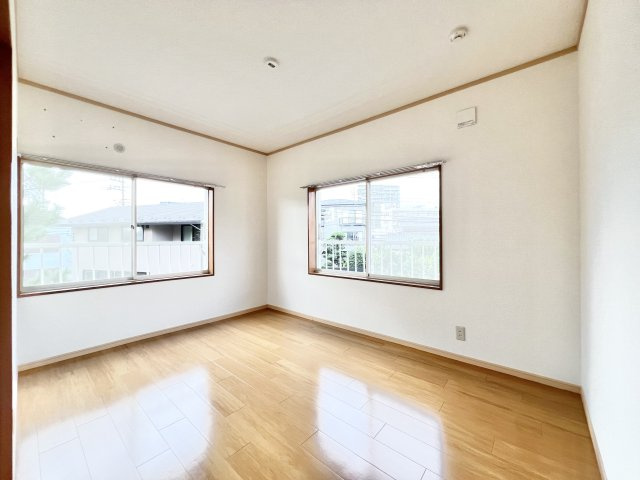 パールハイツ山崎の子供部屋|こちらのリビングで趣味の時間をお楽しみください