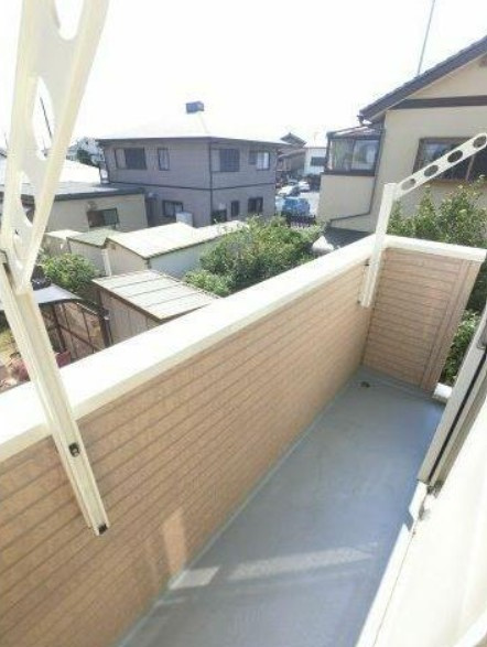 パールハイツ山崎のバルコニー|開放的で明るい空間を演出してくれるバルコニーです