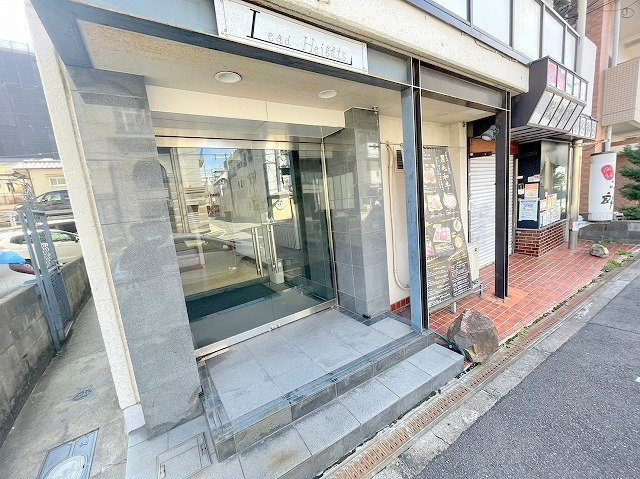 リードハイツ東三国A棟のエントランス