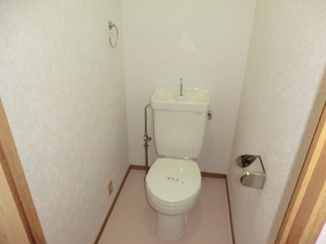 シンプルで掃除のしやすいトイレです♪