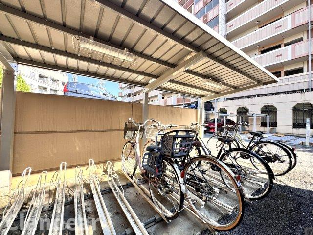サンクタス新松戸ヴィレーヴの駐輪場|ドキドキの新生活も、安心してスタート。ぴったりの住まいを見つけませんか？クランディアが一緒に住まい選びをサポートします‼　まずは、お気軽にお問合せください　＃クランディア