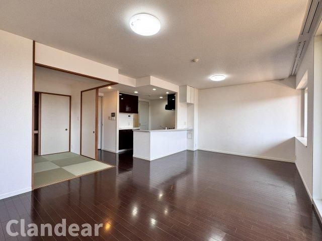 サンクタス新松戸ヴィレーヴの居間・リビング|ドキドキの新生活も、安心してスタート。ぴったりの住まいを見つけませんか？クランディアが一緒に住まい選びをサポートします‼　まずは、お気軽にお問合せください　＃クランディア
