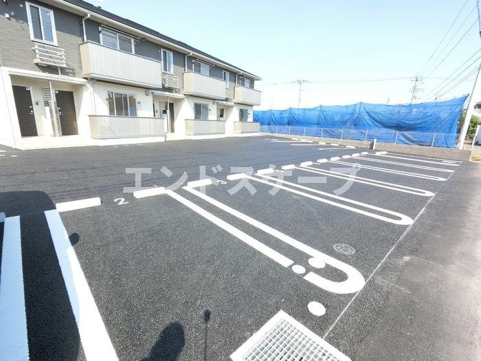 サニーフラットの駐車場|高崎、前橋エリアのお部屋探しはエンドスケープまで！お客様の理想お聞かせ下さい♪