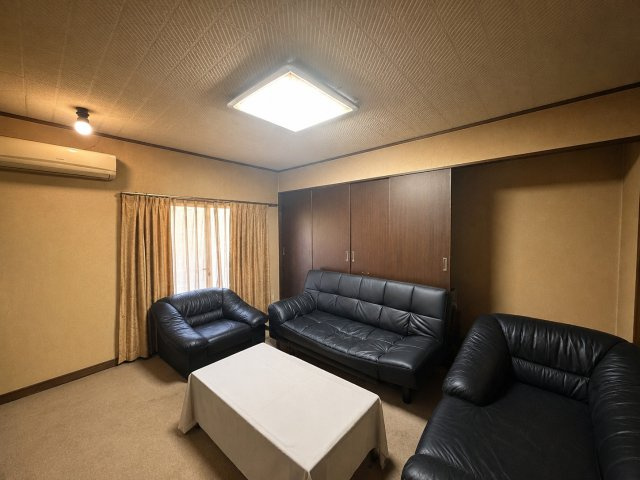 【居間・リビング】 | 熊谷市池上　中古戸建 | ※掲載写真は一部AI画像加工により、家具・家財等を削除しております。現況と異なる場合は現況を優先とします。
