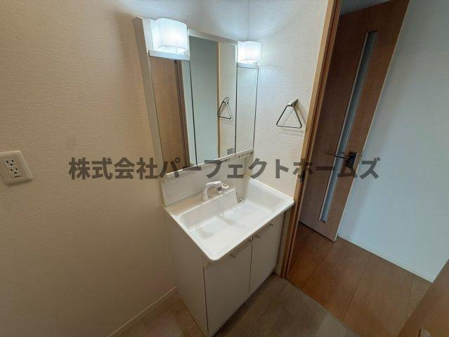シャーメゾンcalaの独立洗面台|独立洗面台、小物を置くことができて便利です