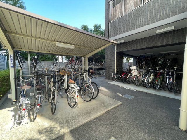 ◆ペット飼育可◆１０階東向き３LDK◆大手筋商店街まで徒歩７分◆クレアガーデン伏見桃山のその他共用部分|駐輪場