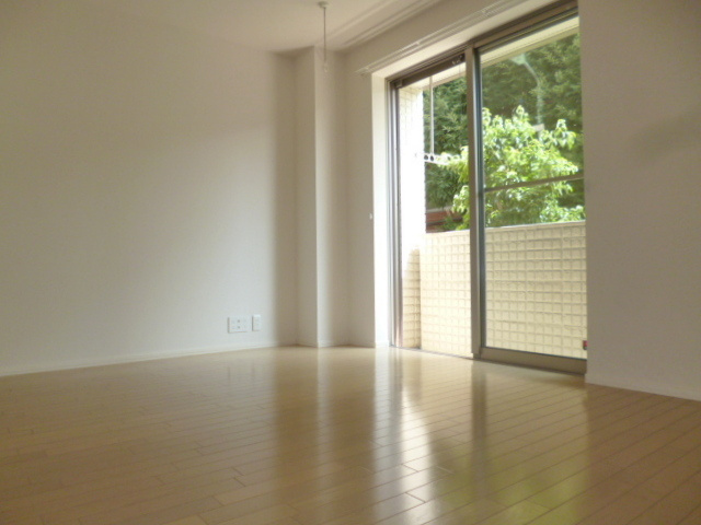 CLEMATIS 1の居間・リビング|★南向きのお部屋です★