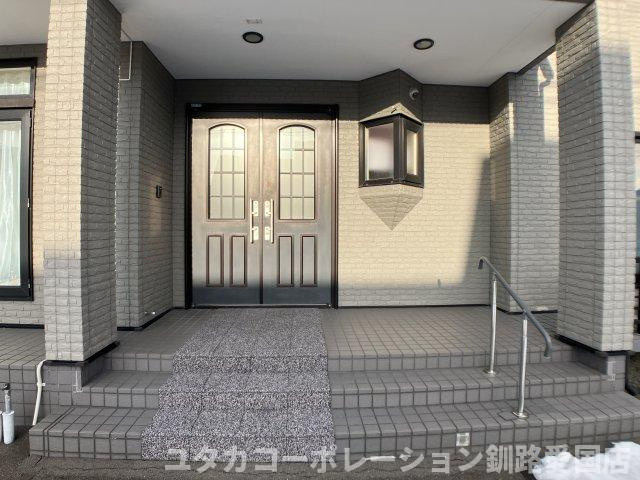 【玄関】 | 文苑4丁目41-2、3売家 | 広々玄関ポーチ★手すり付きで未来も安心♪