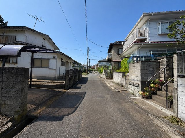 牛久市小坂町中古戸建の前面道路含む現地写真