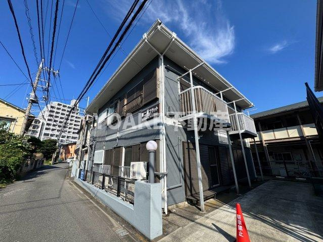 町田市金森１丁目のアパートのエントランス