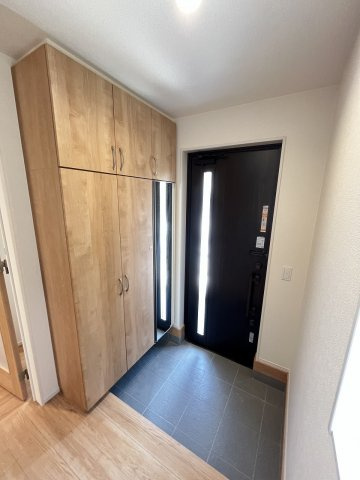 【玄関】 | 福岡市南区曰佐3丁目　1号棟（全4棟）【仲介手数料無料・0円】 | 施工例。施工例は完成時と異なる場合があります。