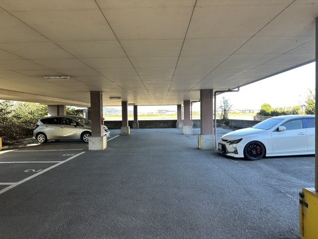 アーバンノエルの駐車場