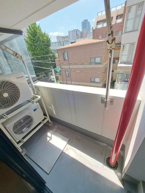 松屋ビルのバルコニー