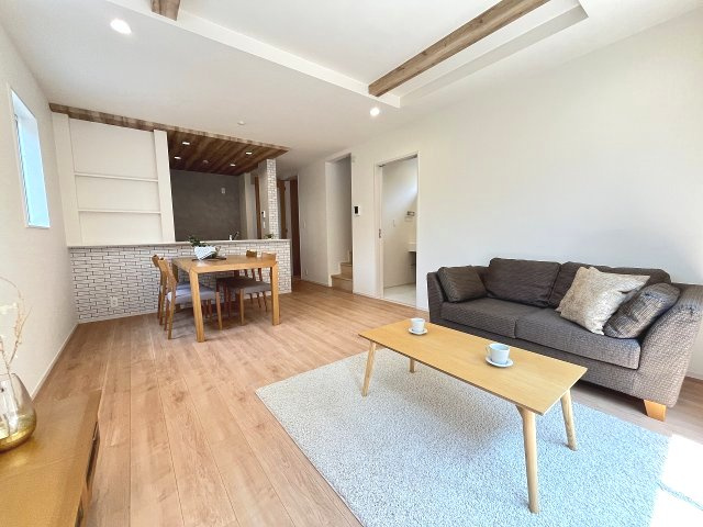 【居間・リビング】 | 福岡市南区曰佐3丁目　2号棟（全4棟）【仲介手数料無料・0円】 | 施工例。施工例は完成時と異なる場合があります。