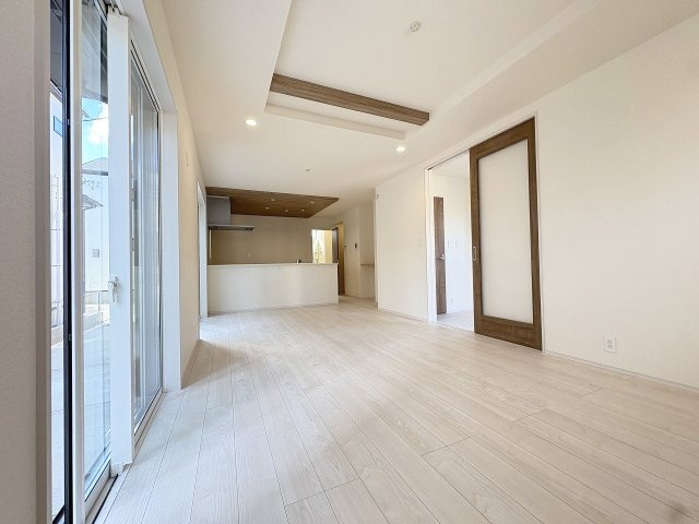 【居間・リビング】 | 福岡市南区曰佐3丁目　2号棟（全4棟）【仲介手数料無料・0円】 | 施工例。施工例は完成時と異なる場合があります。
