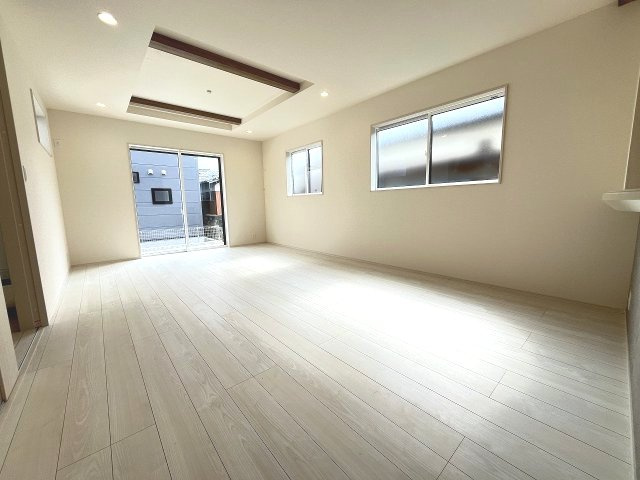 【居間・リビング】 | 福岡市南区曰佐3丁目　2号棟（全4棟）【仲介手数料無料・0円】 | 施工例。施工例は完成時と異なる場合があります。