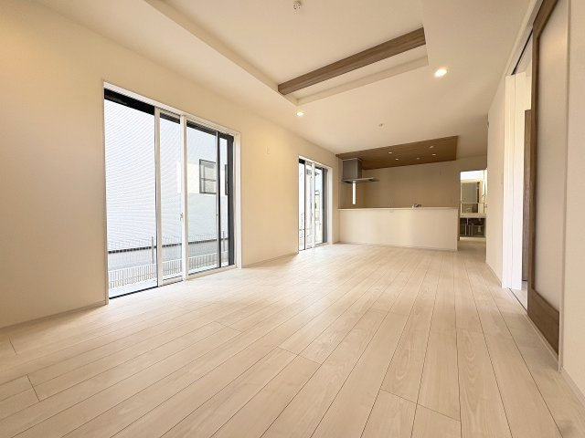 【居間・リビング】 | 福岡市南区曰佐3丁目　2号棟（全4棟）【仲介手数料無料・0円】 | 施工例。施工例は完成時と異なる場合があります。