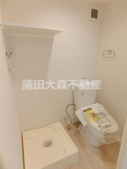 キャトル梅屋敷のトイレ|棚付きの洗濯機置き場　温水洗浄便座付きのトイレ　